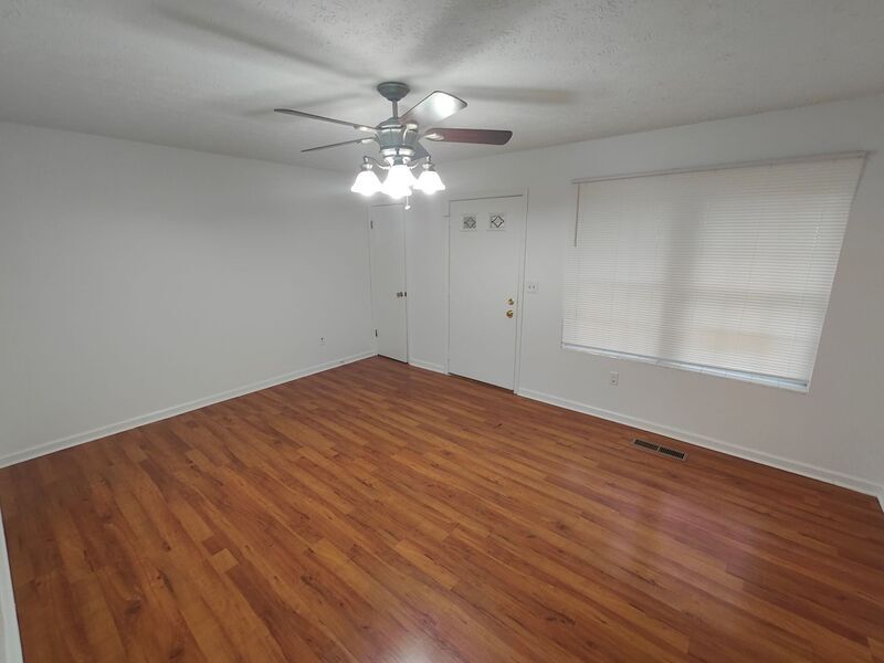 6931 Robinson living room