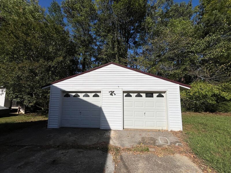 6933 Robinson Garage