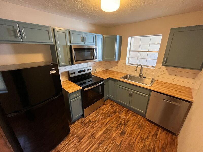 6933 Robinson Kitchen