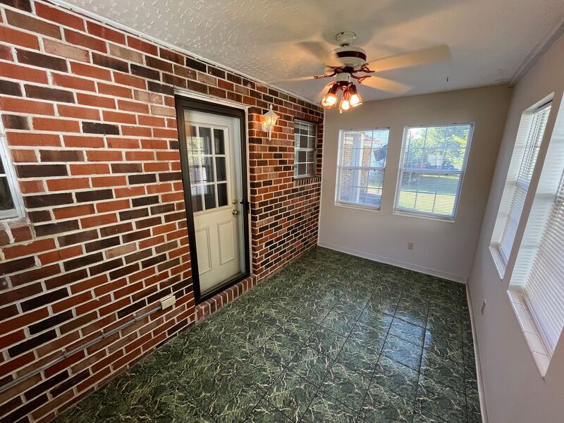 6933 robinson sun room